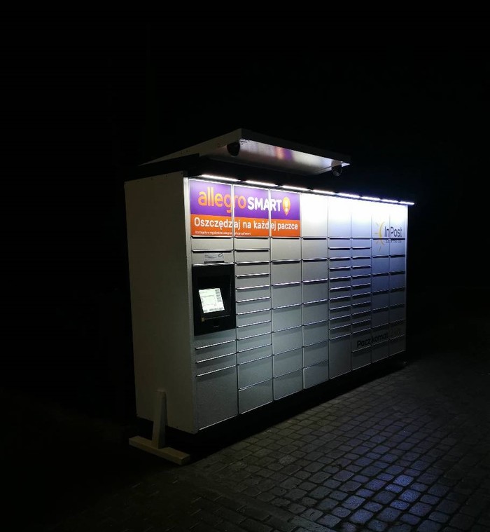 Paczkomat LUDI01M Za sklepem spożywczym