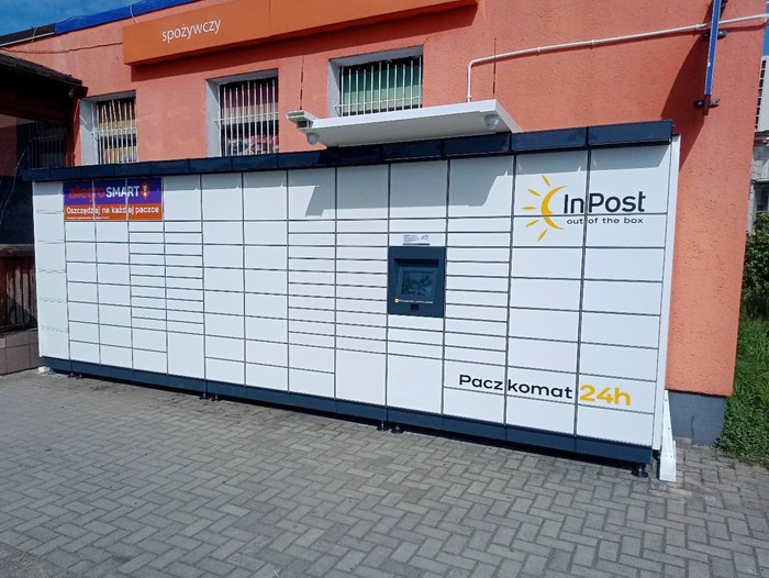 Paczkomat LUGN01M Na parkingu przy sklepie ABC