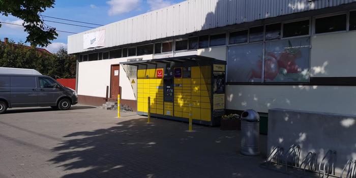 Paczkomat LUI01D na parkingu sklepu Chata Polska