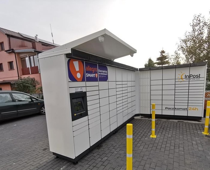 Paczkomat LUK03M Na parkingu przed sklepem Sezam