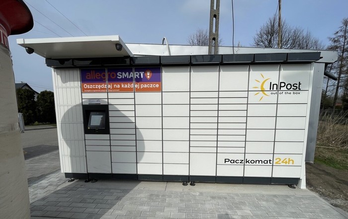 Parcel Locker LUK10M z boku sklepu