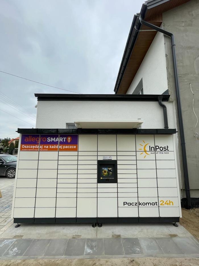 Paczkomat LUK11M parking przed sklepem