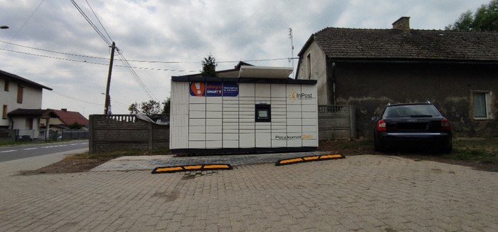 Paczkomat LUM02M Obok sklepu
