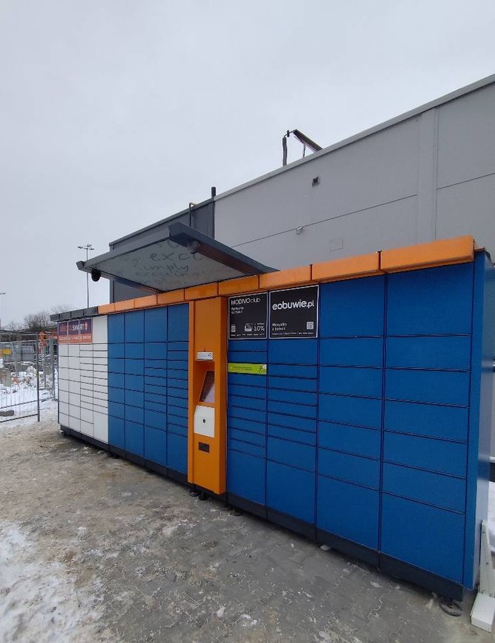 Paczkomat LUR02A parking z boku sklepu