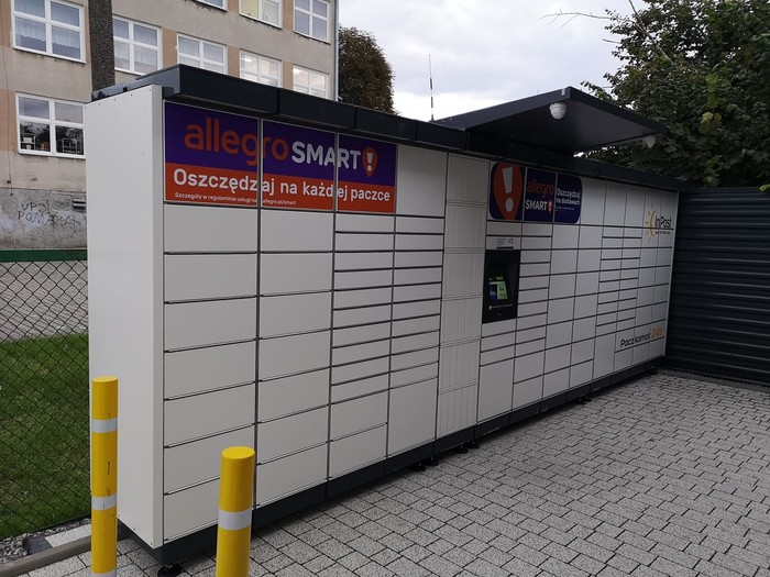 Paczkomat LUR06M z lewej strony budynku