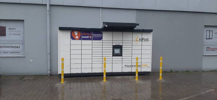 Paczkomat LUR08M parking po prawej stronie od wejścia