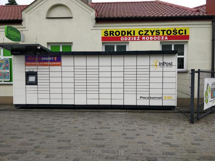 Paczkomat LUR09M parking przed sklepem