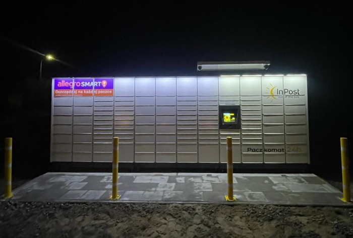 Paczkomat LUR11M parking obok sklepu