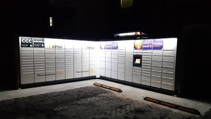 Paczkomat LUS02M na parkingu