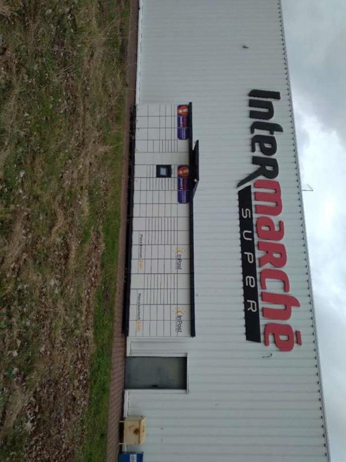 Paczkomat LUS03M przy budynku Intermarche