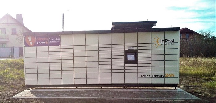Paczkomat LUS04M na parkingu