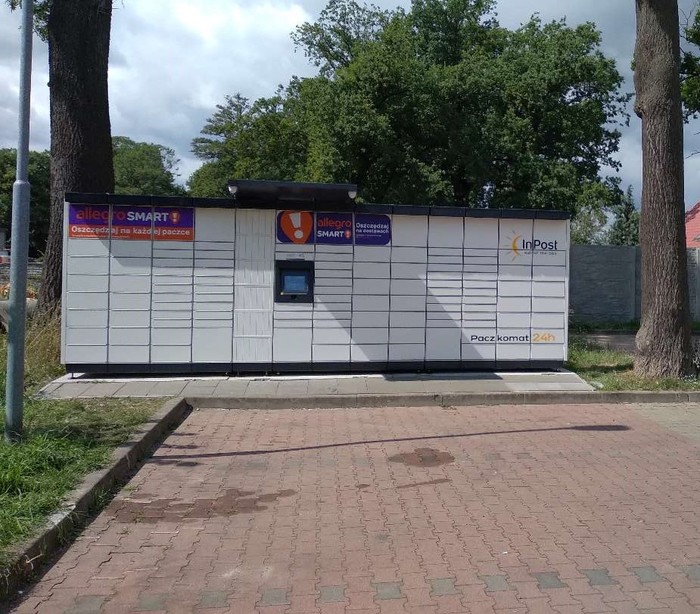 Paczkomat LUS05M na parkingu za marketem Netto