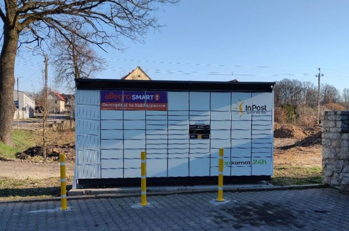 Paczkomat LUTV01BAPP Przy sklepie.