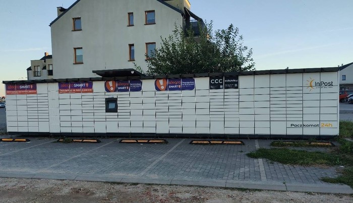 Paczkomat LUX02M Przy osiedlowym parkingu.