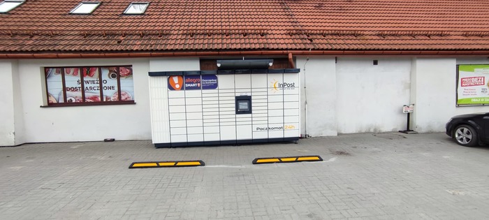 Paczkomat LVA01M Frontowa ściana sklepu