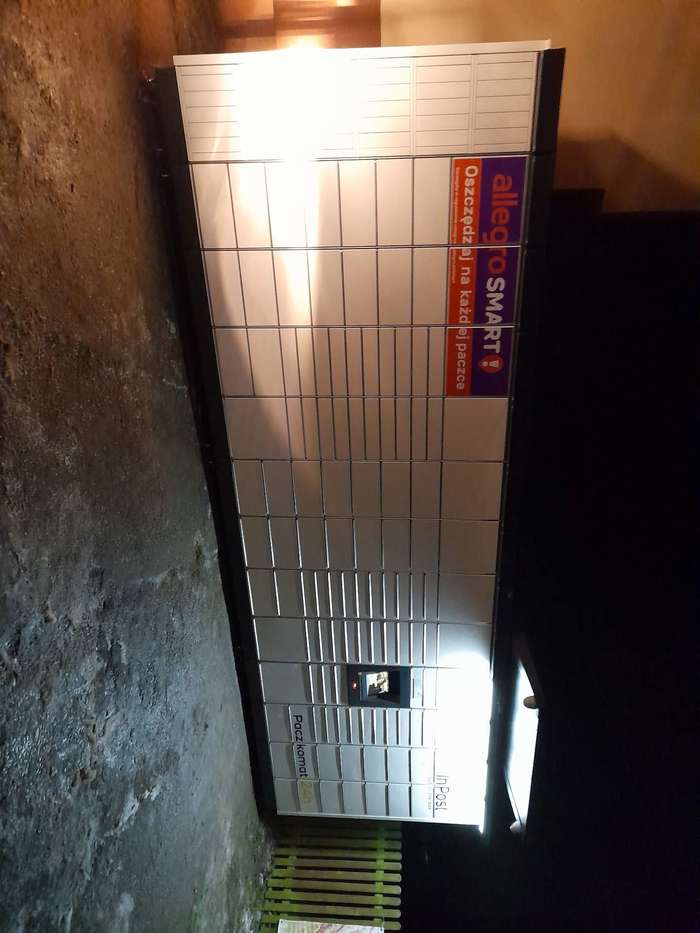Paczkomat LVX01M przy sklepie spożywczym Zosia