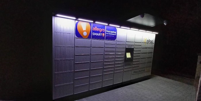 Paczkomat LWI01M Przy tylniej ścianie sklepu