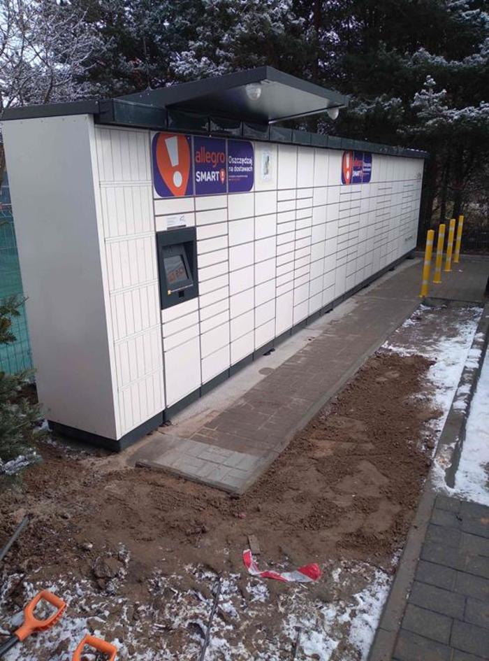 Paczkomat LWN02M na końcu parkingu pasażu handlowego