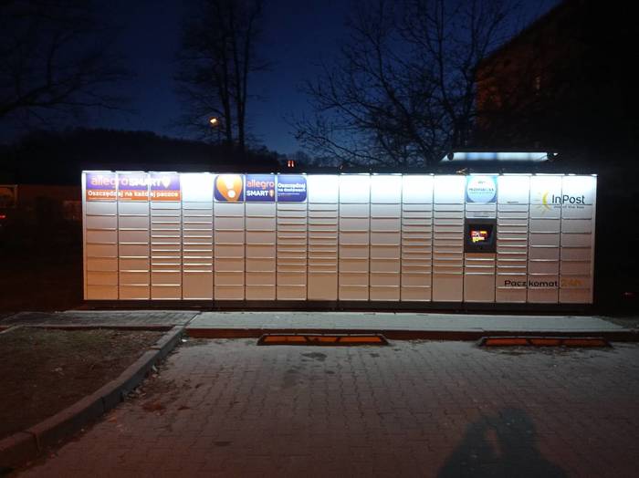 Paczkomat LWS02M Po lewej stronie od wjazdu, przy parkingu.