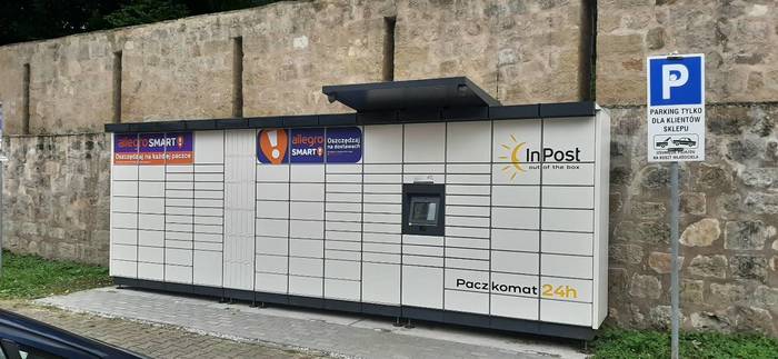 Paczkomat LWS03M Po prawej stronie od wjazdu.
