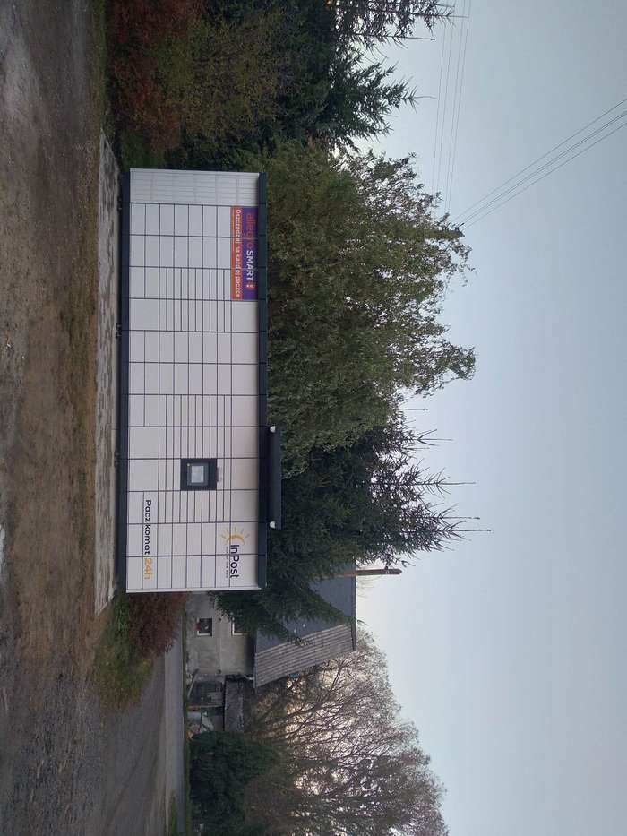 Paczkomat LWS04M Przy wjeździe do posesji po lewej stronie.