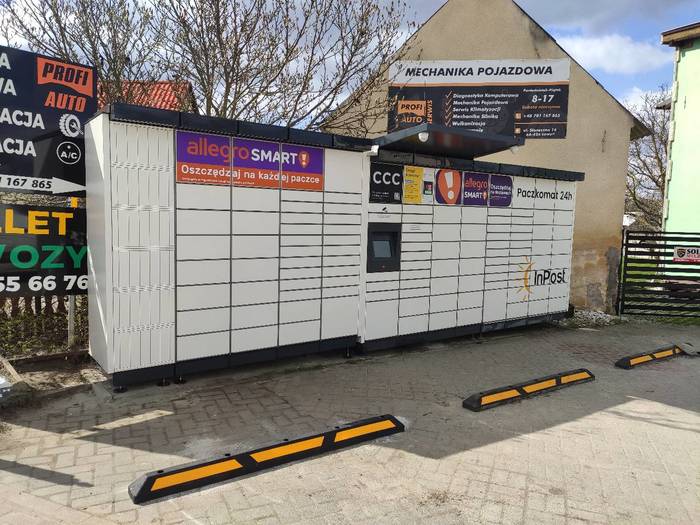 Paczkomat LWY01M Na parkingu sklepu z paszami i nawozami