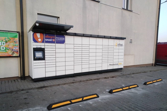 Paczkomat LXP01M Przy wejściu