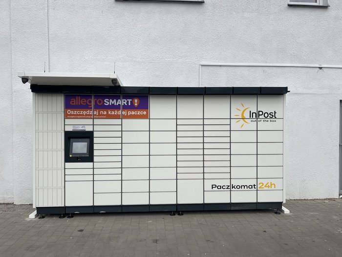 Paczkomat LXP02M parking przed sklepem
