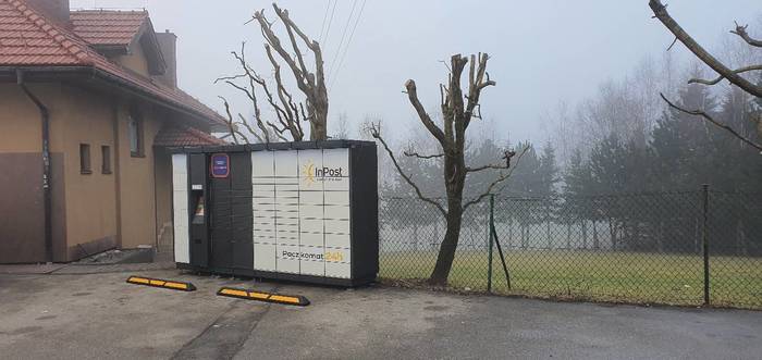 Paczkomat LYX01A Parking przed sklepem Żabka