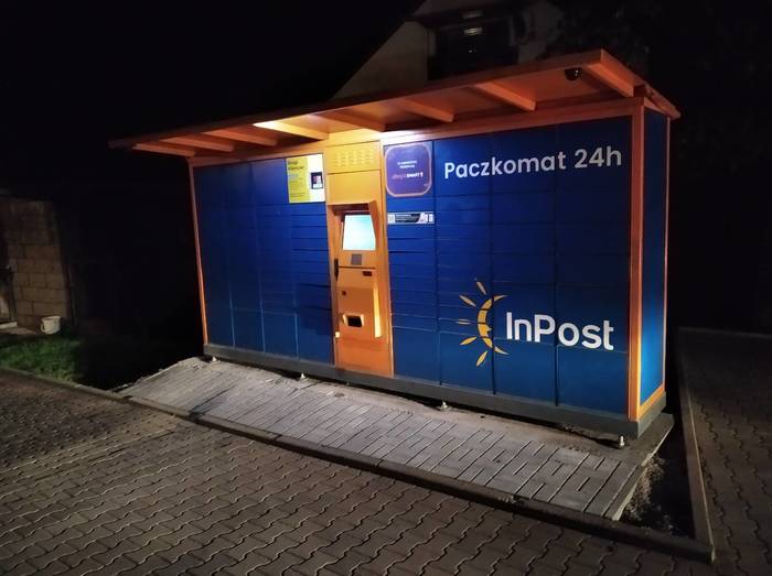 Paczkomat LYX01G Plac przed sklepem TIP TOP