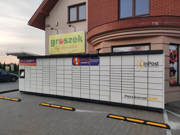 Paczkomat LZA01M Na parkingu sklepu Groszek