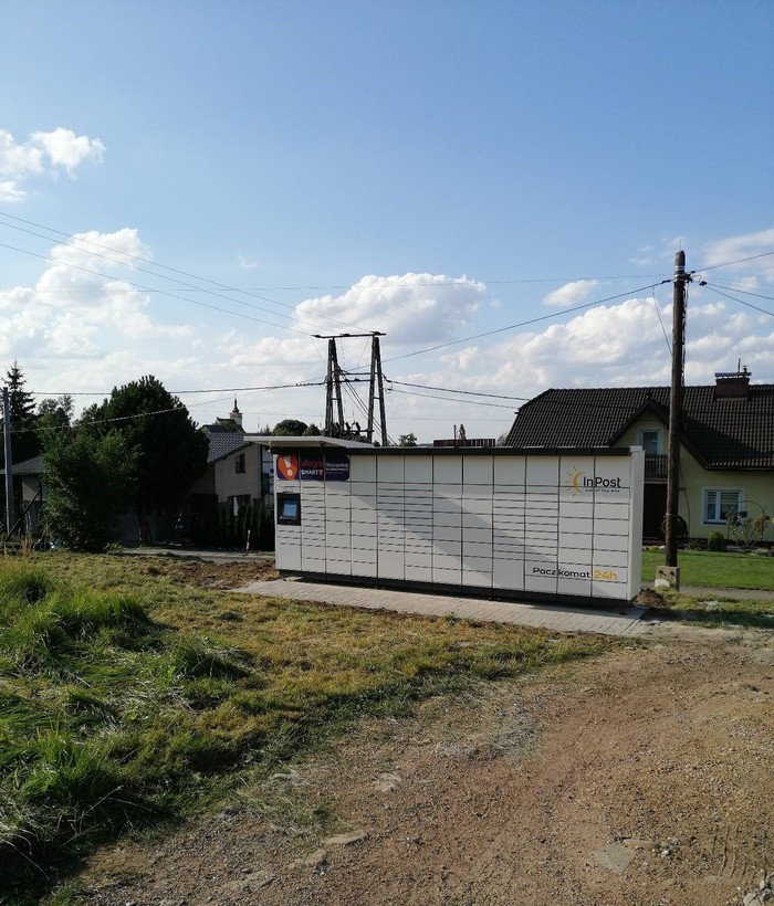 Parcel Locker LZV01M obok sklepu