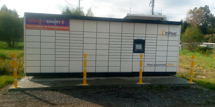 Paczkomat LZW01M na parkingu apteki