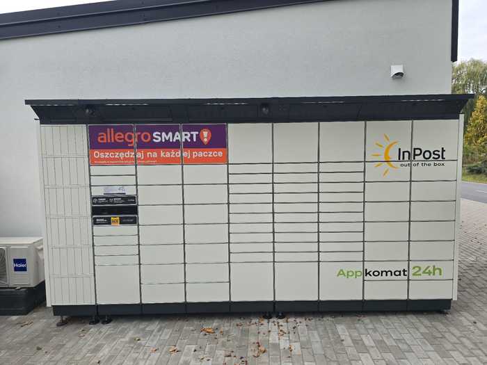 Parcel Locker LZX03BAPP na parkingu