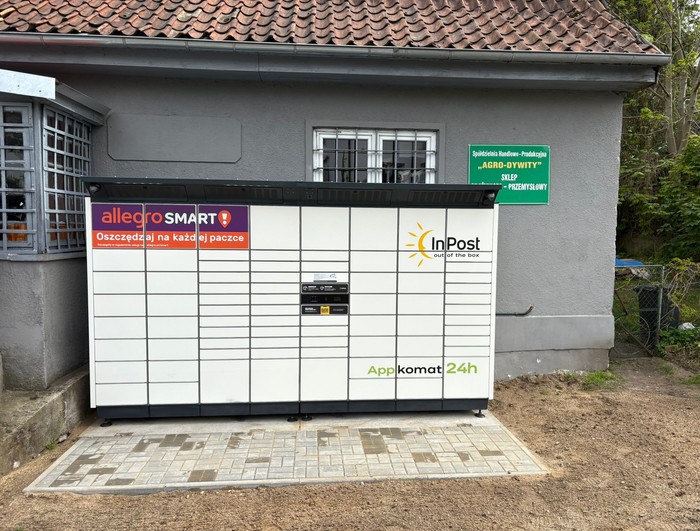 Paczkomat MACQ01BAPP przy sklepie spożywczym