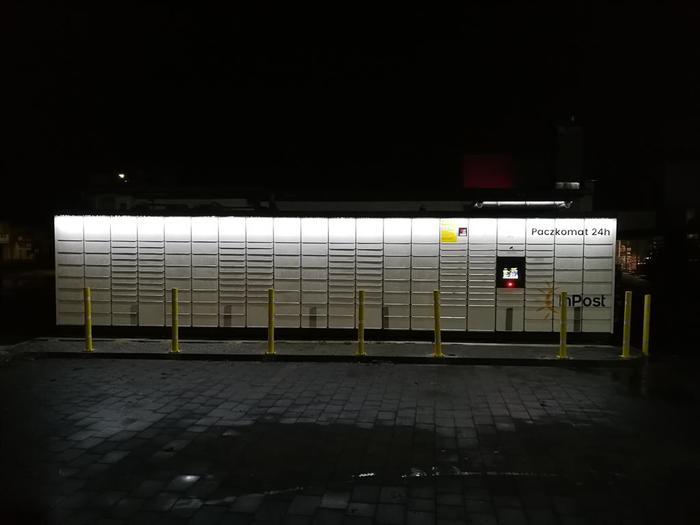 Paczkomat MAL01M Na parkingu sklepu Mini Mrówka