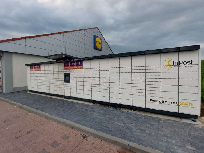 Paczkomat MAL02M przy parkingu Lidla