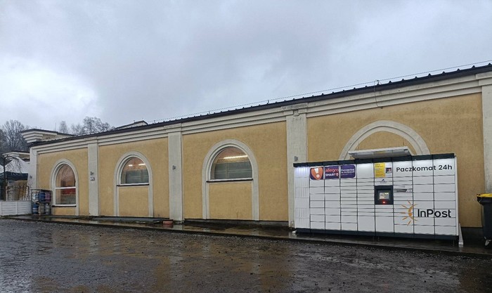 Paczkomat MAN01M Obok sklepu spożywczego