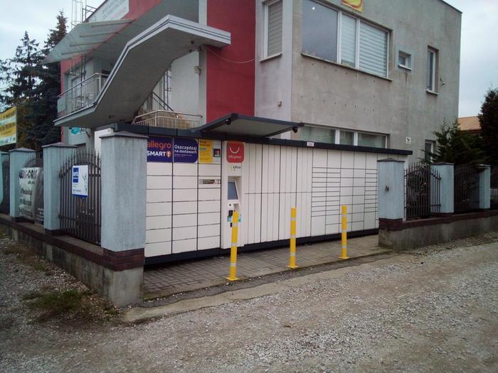 Paczkomat MAR02AP Przy budynku firmy AM Biuro Rachunkowe