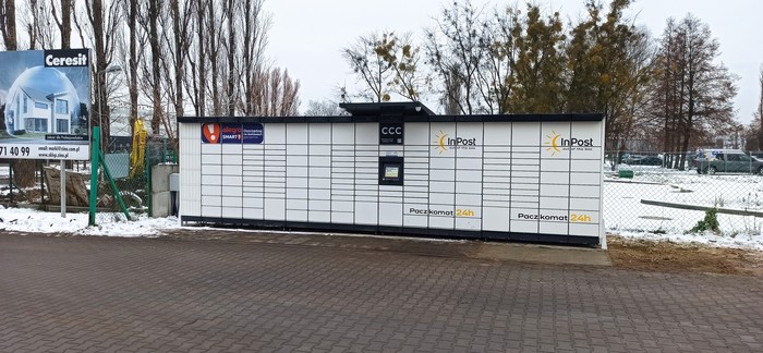 Paczkomat MAR09M Przy wjeździe na teren sklepu budowlanego