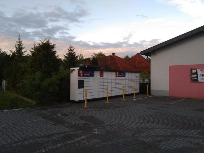 Поштомат MAS01M przed wejściem do sklepu