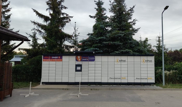 Paczkomat MAW01M parking przed sklepem