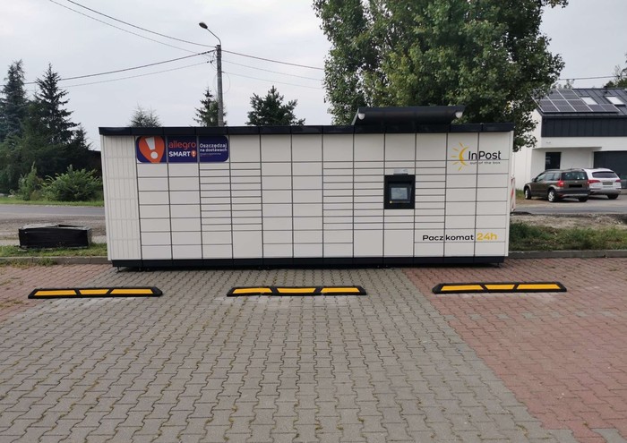 Parcel Locker MAX01M na parkingu przy Orliku