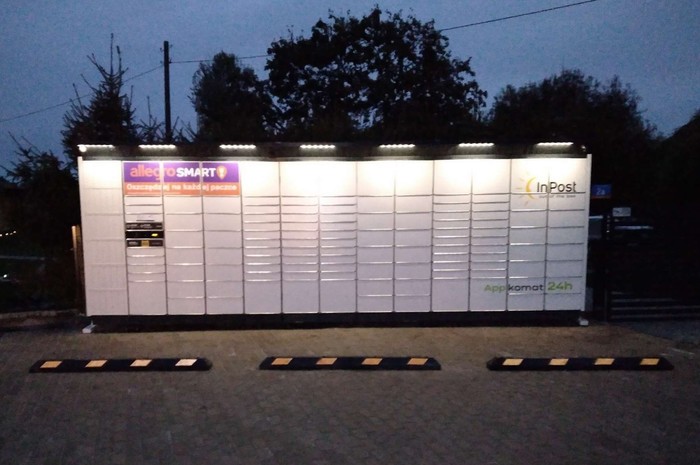 Paczkomat MAZ01BAPP Na parkingu gabinetu PWKderma
