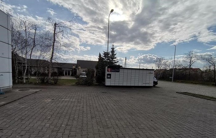 Parcel Locker MCC01M Na parkingu stacji