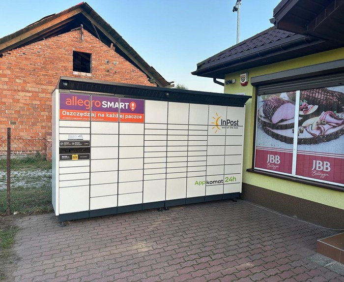 Paczkomat MCHQ01BAPP przed sklepem