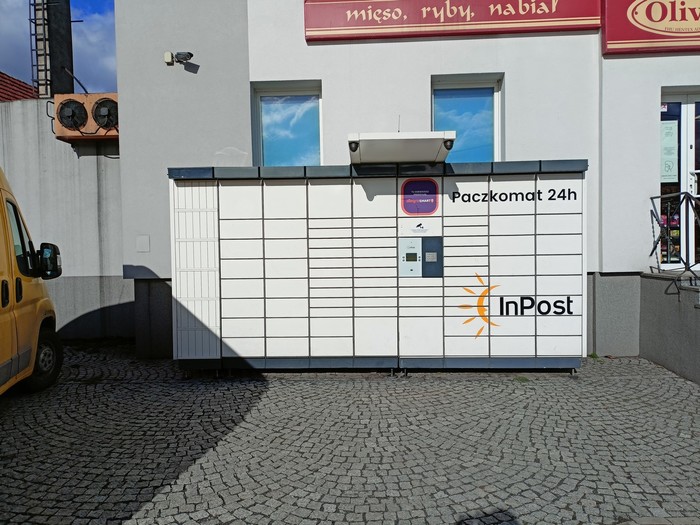 Parcel Locker MCK01N Po lewej stronie od wejścia do sklepu Hentex
