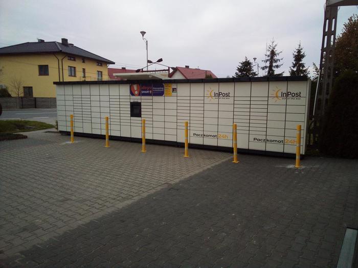 Paczkomat MCW01M Parking po lewej stronie od wejścia do sklepu