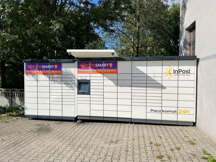 Paczkomat MDD01M Na parkingu przy sklepie spożywczym