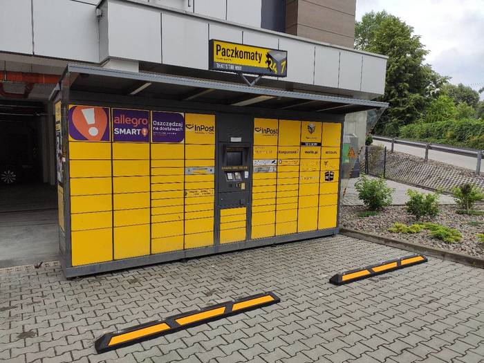 Paczkomat MDL01E z tyłu stacji Orlen (przy wjeździe na parking podziemny)